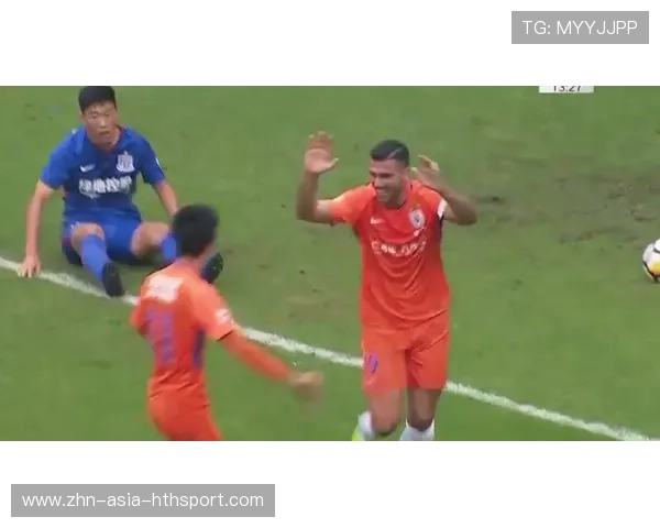 足球英冠边路传中中路抢点轻松破门