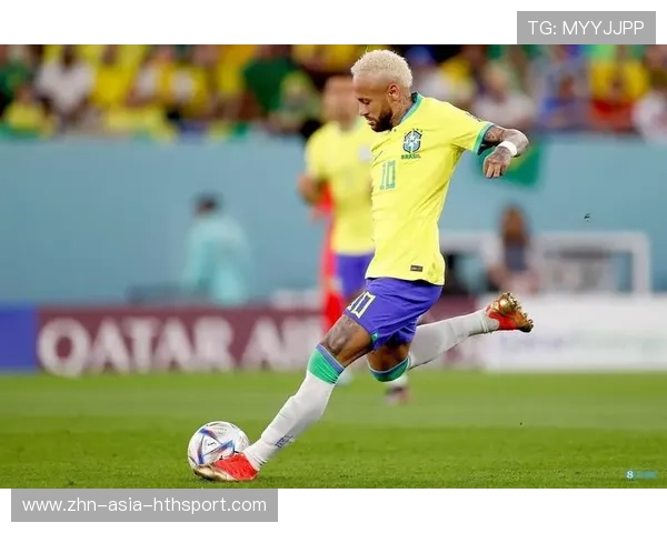 巴黎中场一脚穿透制造破门机会，内马尔临门一脚得手